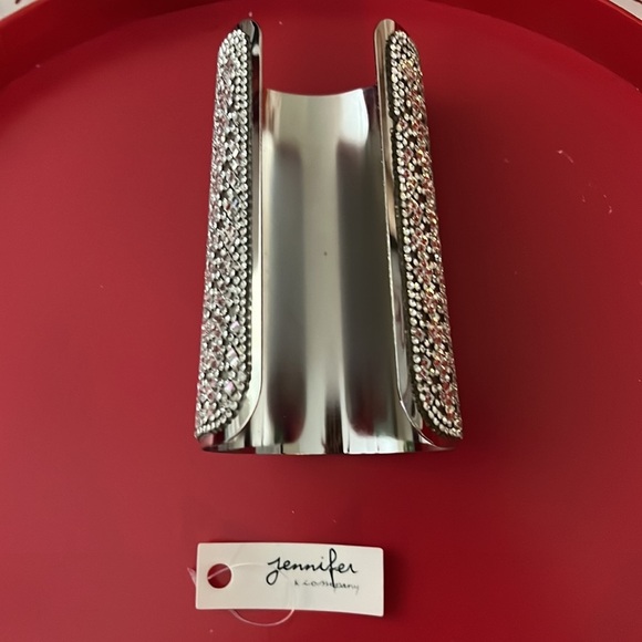 Beautiful Silvertone cuff bracelet - Picture 3 of 3